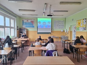 Malczyccy dzielnicowi z wizytą w szkole podstawowej