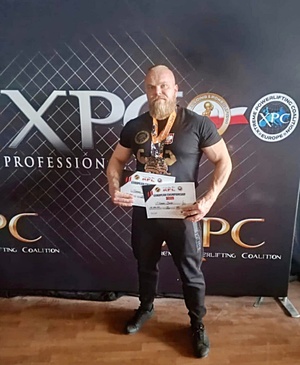 Dwa miejsca na podium w zawodach siłowych zdobyte przez średzkiego policjanta