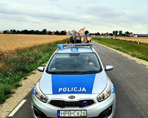 Średzcy policjanci dbają o bezpieczeństwo uczestników pielgrzymki