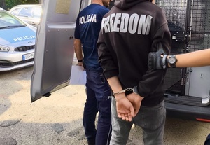 Uszkodził 3 samochody mając ponad 3 promile w organizmie – został zatrzymany przez średzkich policjantów