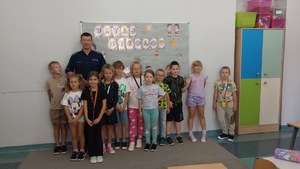 Dzielnicowy z Posterunku Policji w Kostomłotach z wizytą w szkole podstawowej