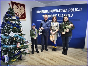 Betlejemskie Światełko Pokoju w Komendzie Powiatowej Policji w Środzie Śląskiej