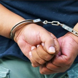 Interwencja domowa zakończona zatrzymaniem nietrzeźwego mężczyzny. Śledczy ustalili, że 30 – latek stosował przemoc w miejscu zamieszkania