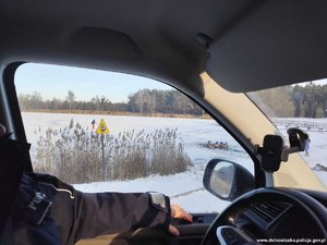 Dolnośląscy policjanci prowadzą kontrole zamarzniętych akwenów. Apelujemy o rozsądek