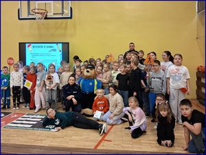 Ferie tuż - tuż – średzcy policjanci przypominają uczniom, jak bezpiecznie spędzić zimowy wypoczynek