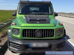 Dolnośląscy policjanci odzyskali po pościgu autostradą skradzionego mercedesa o wartości ponad 1 mln zł