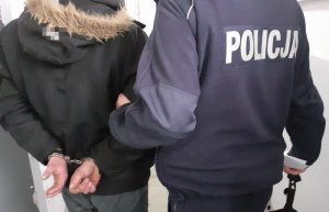 Miał zakaz prowadzenia pojazdów oraz substancje psychotropowe w podłokietniku – został zatrzymany przez średzkich policjantów.