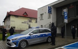 radiowóz, za nim wójt oraz Komendant Powiatowy Policji, po prawej stronie widać budynek Posterunku Policji w Miękini