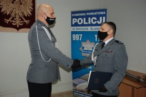 Komendant Powiatowy Policji podinspektor Dariusz Smoliński dziękuje za współpracę I Zastępcy Komendanta Powiatowego Policji młodszemu inspektorowi Dariuszowi Matuszczykowi