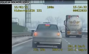 Policjanci po pościgu autostradą A4 zatrzymali niebezpiecznego kierowcę oraz innego mężczyznę, który naruszył nietykalność cielesną interweniującego funkcjonariusza