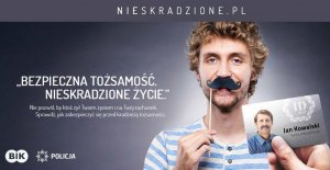 grafika przedstawia wizerunek mężczyzny, który przykłada do twarzy sztuczne wąsy, obok napisy &quot;Bezpieczna tożsamość. Nieskradzione życie, po prawej stronie grafika karty identyfikacji