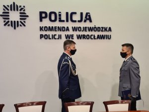 Komendant Wojewódzki Policji we Wrocławiu i I Zastępca Komendanta Powiatowego Policji w Środzie Śląskiej stoją na wprost siebie