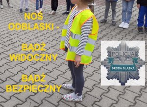 Dzielnicowy rozdawał odblaski dzieciom