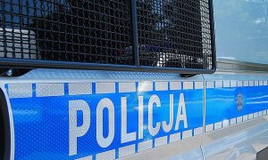 napis POLICJA na busie policyjnym