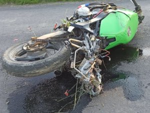 rozbity motocykl leży na drodze