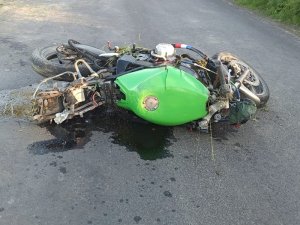 rozbity motocykl leży na drodze