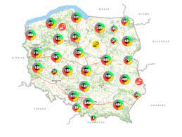 grafika przedstawia mapę Polski z wykresami kołowymi i liczbami