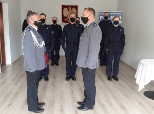 dowódca uroczystości składa meldunek Komendantowi Powiatowemu Policji, w tle policjanci