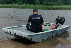 policjant siedzi w łódce na rzece