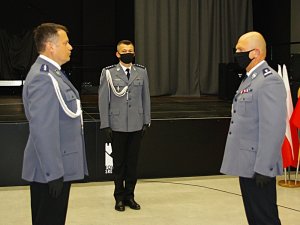 Naczelnik Wydziału Prewencji składa meldunek Zastępcy Komendanta Wojewódzkiego Policji