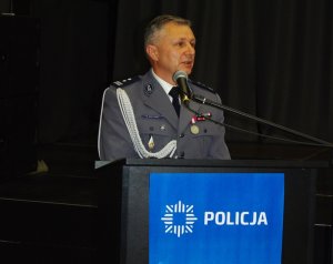 Komendant Powiatowy Policji stoi przy mównicy